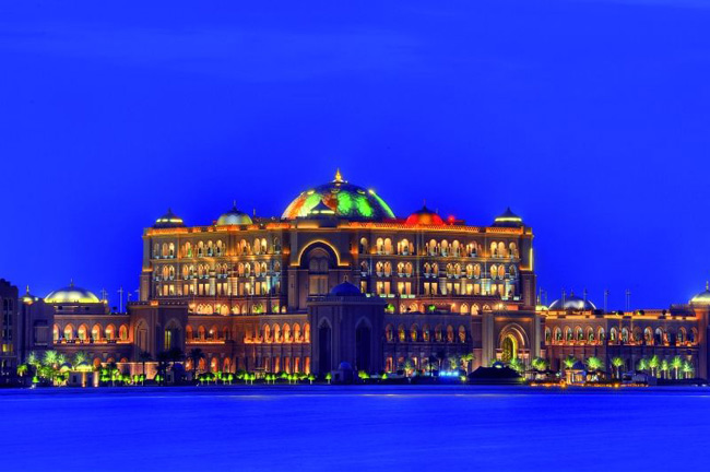 Khách sạn nằm tại thủ đô Abu Dhabi của các tiểu vương quốc Ả Rập thống nhất.